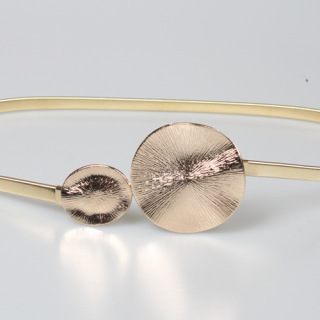 حزام معدني صيفي بسيط بدائرة ذهبية مزخرفة بسلسلة خصر قابلة للتمدد مع إبزيم سلسلة جسم نسائية عصرية