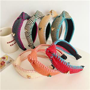 Лента за глава със сламена плитка с бохемски вятър и широк ръб. Лента за глава е популярна плажна лента за глава с възли