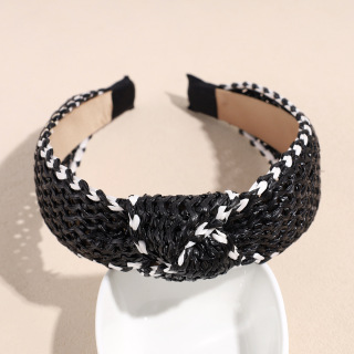 Лента за глава със сламена плитка с бохемски вятър и широк ръб. Лента за глава е популярна плажна лента за глава с възли