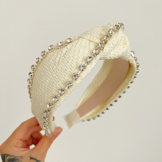 Лента за глава със сламена плитка с бохемски вятър и широк ръб. Лента за глава е популярна плажна лента за глава с възли