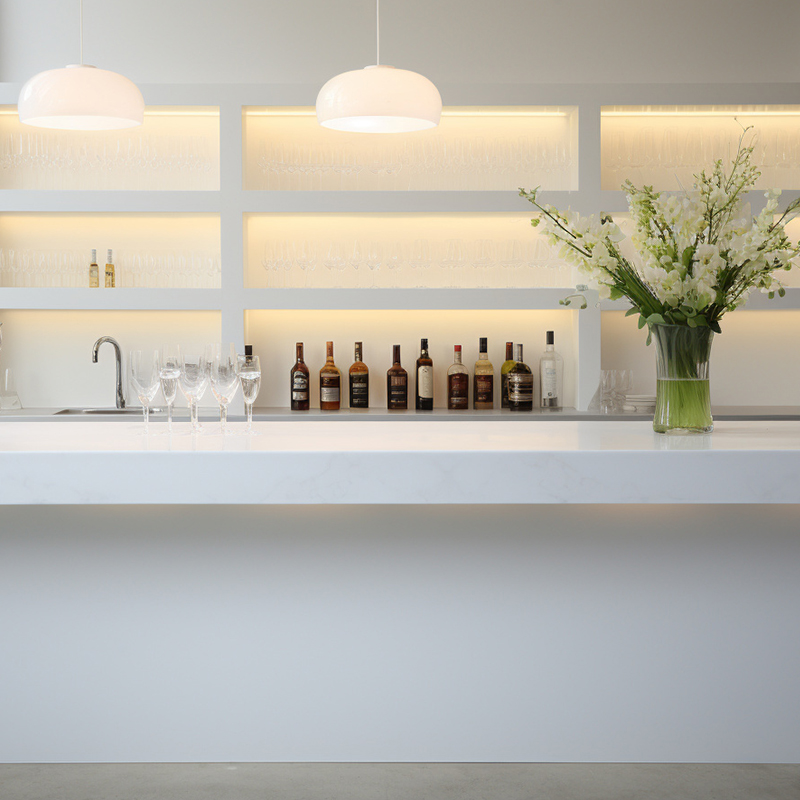 Comptoir de bar à la maison minimaliste moderne