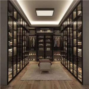 What should be the minimum width of the aisle of a walk-in closet?