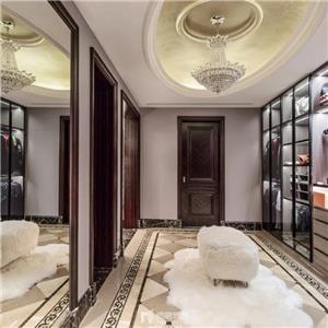 What is the difference between walk in garderobe and built in closet?