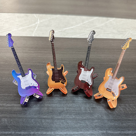 Akrýl mini gítarlíkön - Nákvæmlega smíðuð tónlistarminjagripir frá Gumowoodcrafts