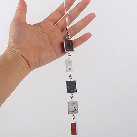 Útsaumaðar litlar bókaskreytingar – Einstakir handgerðir fylgihlutir frá Gumowoodcrafts