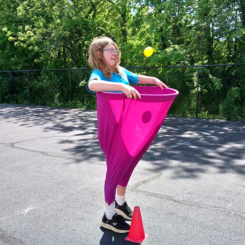 Ömmubuxnaleikur í garðinum: Fjölskylduvænn kastaleikur fyrir útiveru