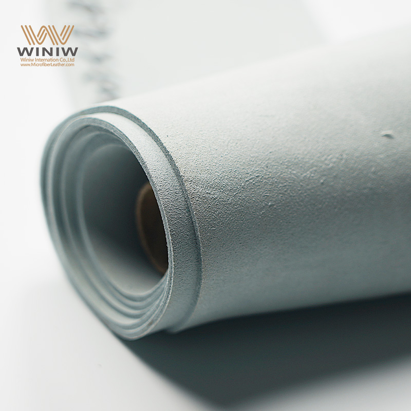 Dép đi trong nhà làm từ da lộn tổng hợp mềm mại.