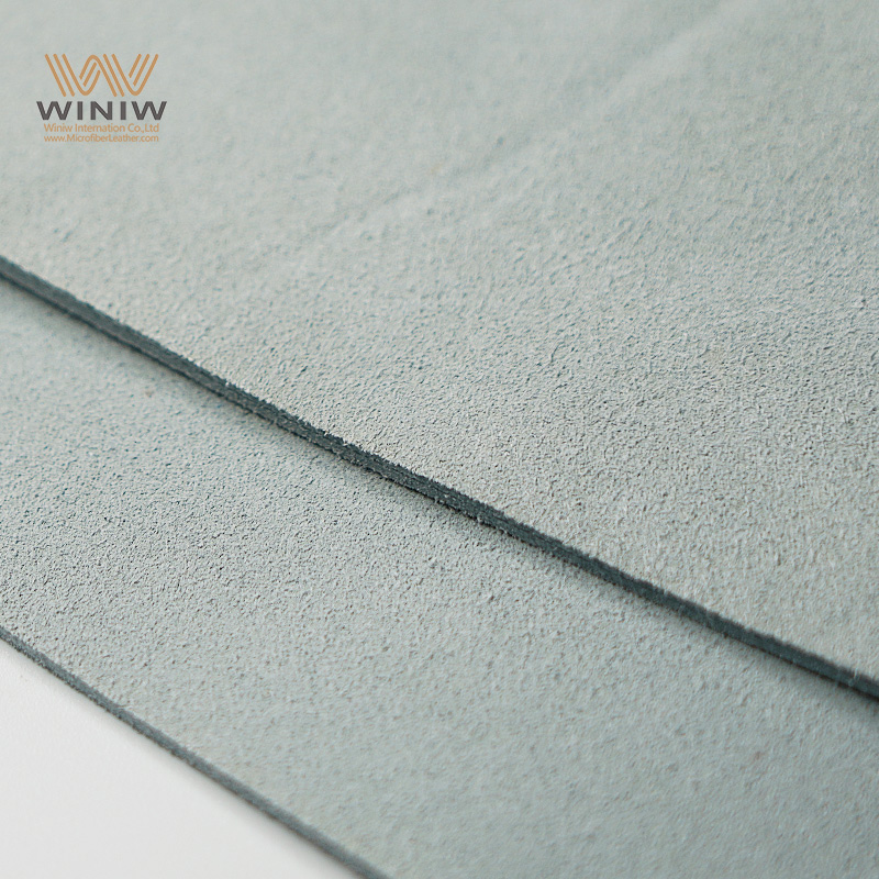 Dép đi trong nhà làm từ da lộn tổng hợp mềm mại.