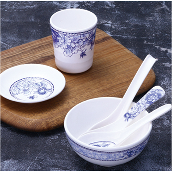 Platos de melamina azul y blanca
