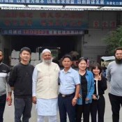 El equipo de melamina acompaña al cliente a visitar la fábrica