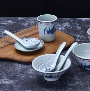 Platos de melamina azul y blanca