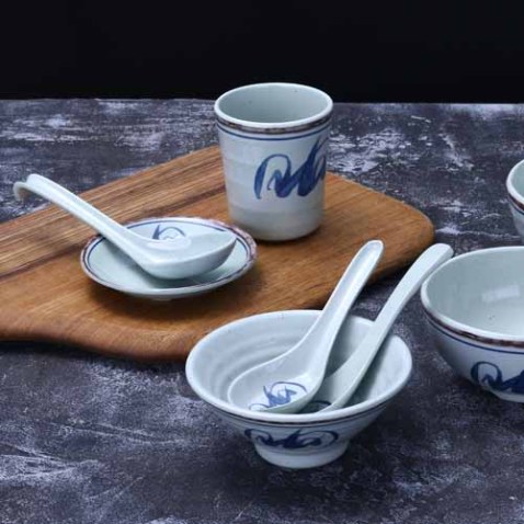 Platos de melamina azul y blanca