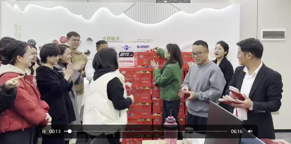 Le patron livre un paquet rouge à chaque employé pour la vaisselle en mélamine