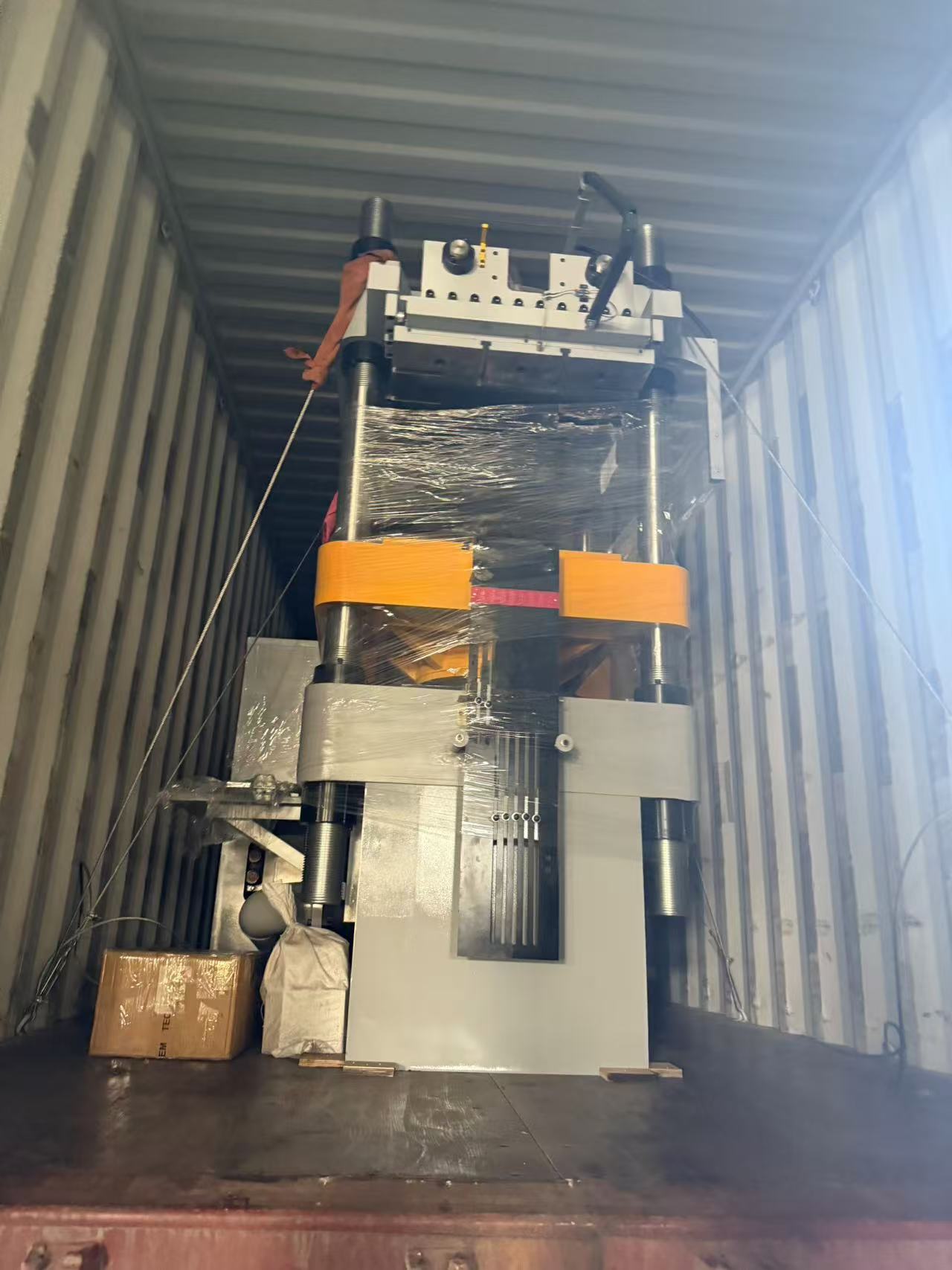Expédition de machines de moulage de vaisselle en mélamine de 400 tonnes