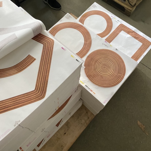 Aplicación de papel de calcomanía con diseño personalizado en vajilla de melamina