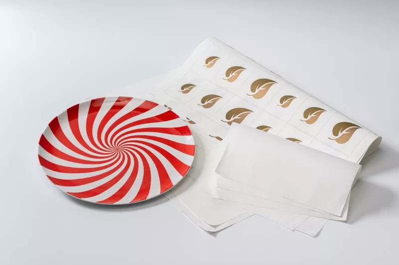Libérez le pouvoir de la personnalisation : notre papier décalcomanie en mélamine de qualité supérieure transforme votre vision de la vaisselle.