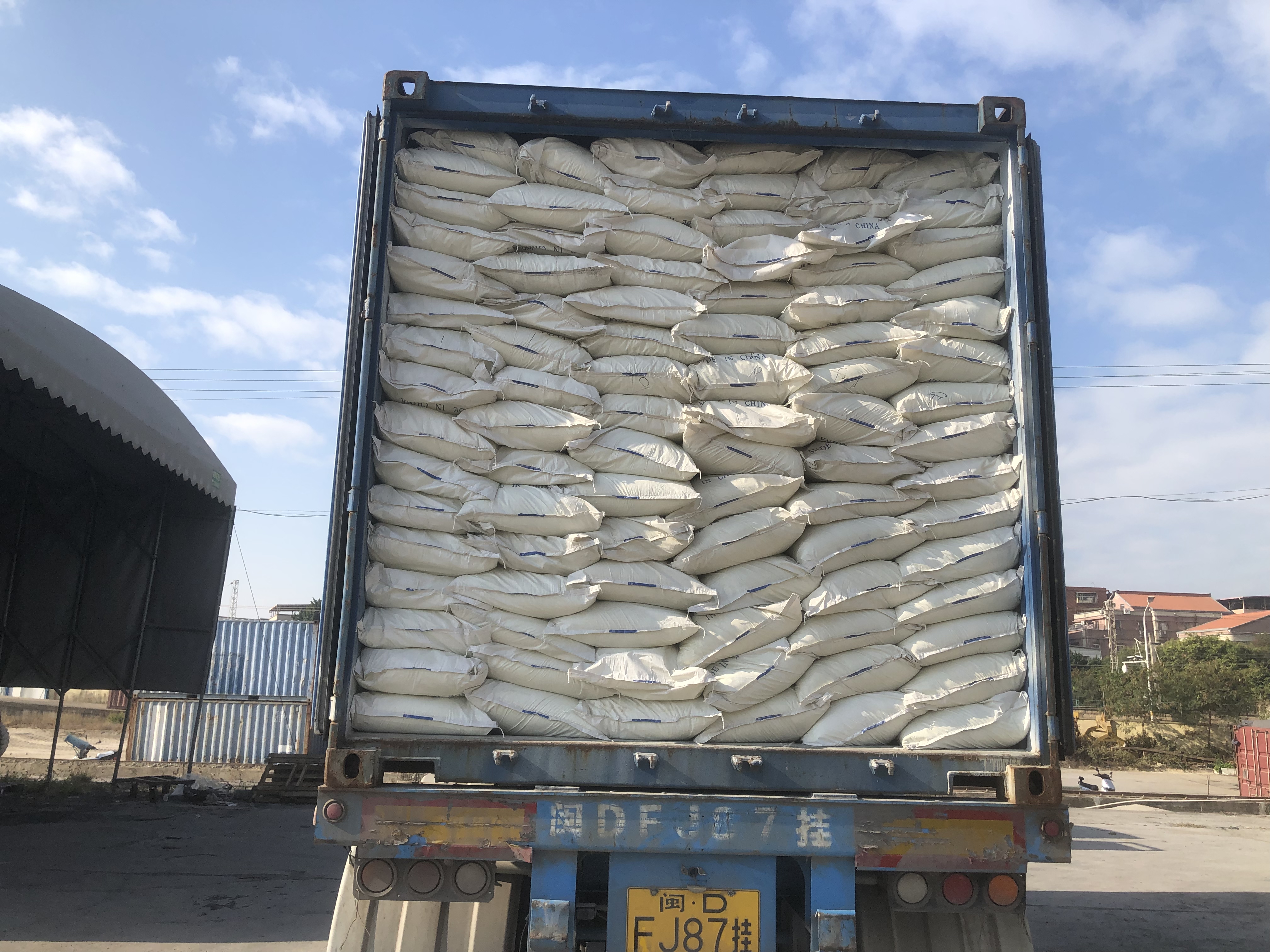 Précision en mouvement : Chargement réussi des conteneurs pour nos produits et équipements en mélamine