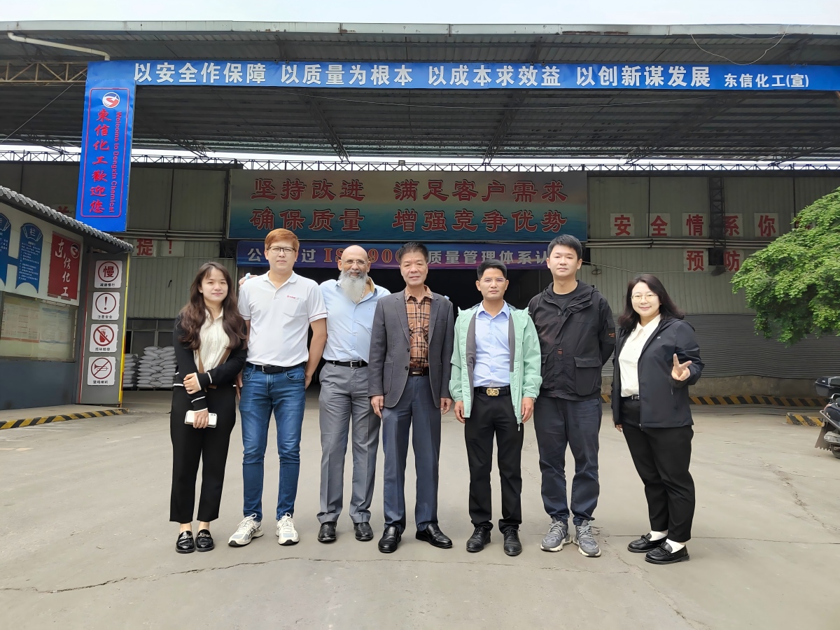 客户参观工厂合照2.jpg