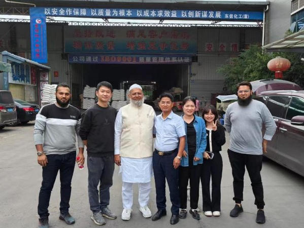 Melamine team accompany customer to visit factory