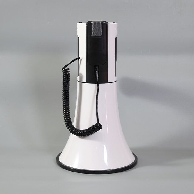 50 W-os megafon elől