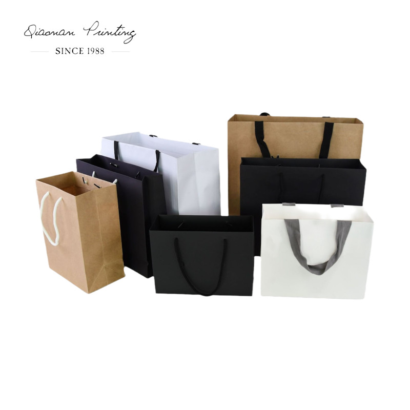 Store fargede brune papirmatposer