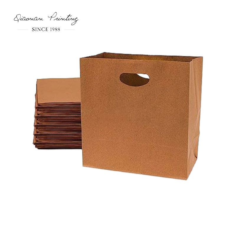 Store fargede brune papirmatposer