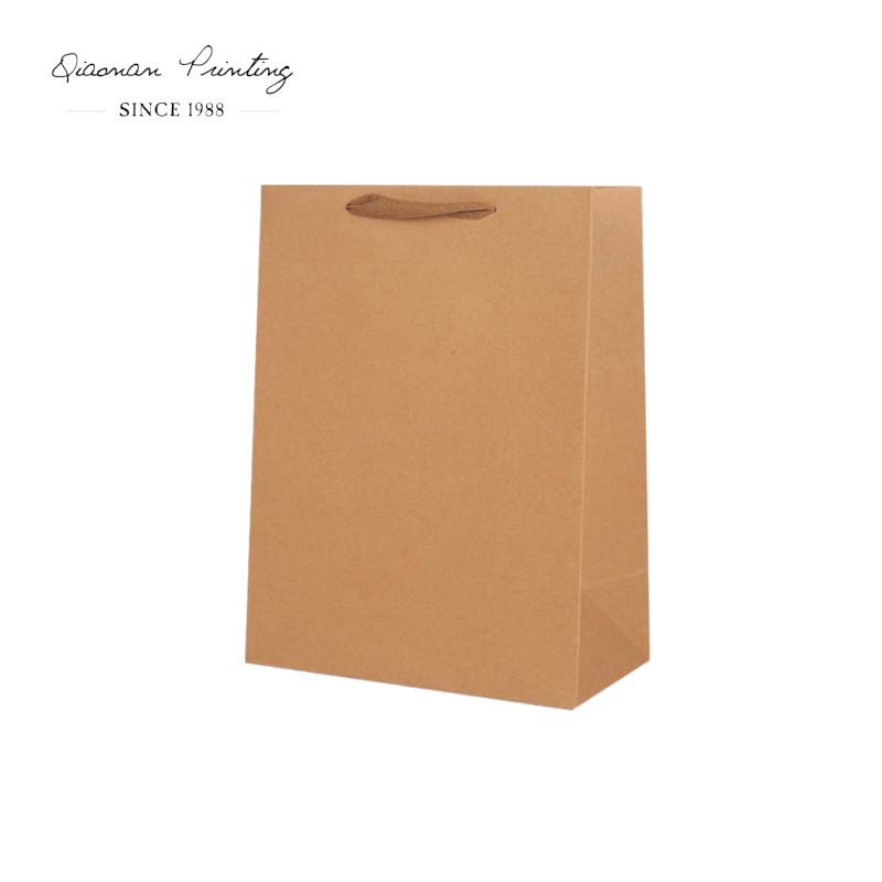 Store fargede brune papirmatposer