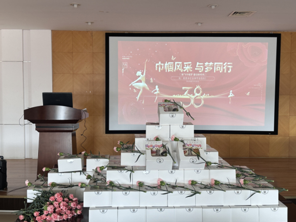 Qiaonan Celebrates International Women's Day with Flowers and Cake