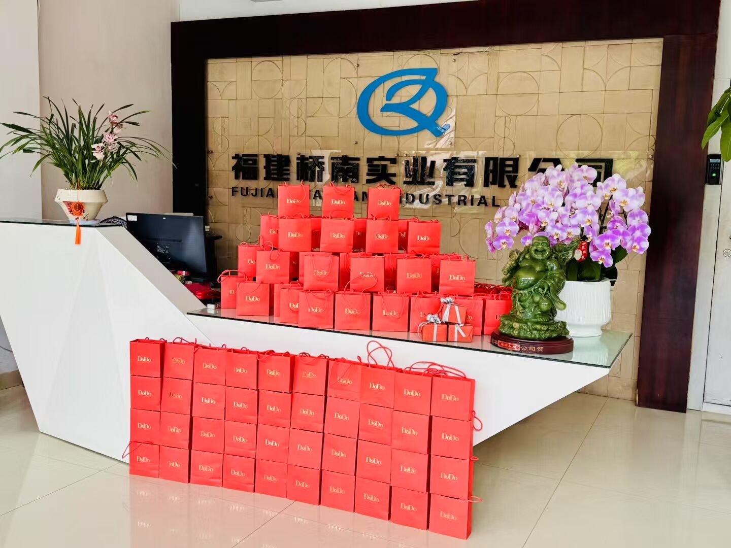 Qiaonan Celebrates International Women's Day with Special Gifts for Female Employees