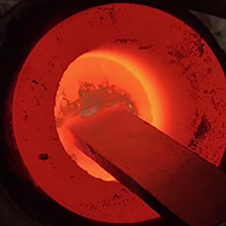 100 кг 200 кг индукционная литейная печь для плавки металлолома, чугуна, стали, меди