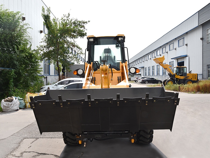 Incarcator pe pneuri YC945