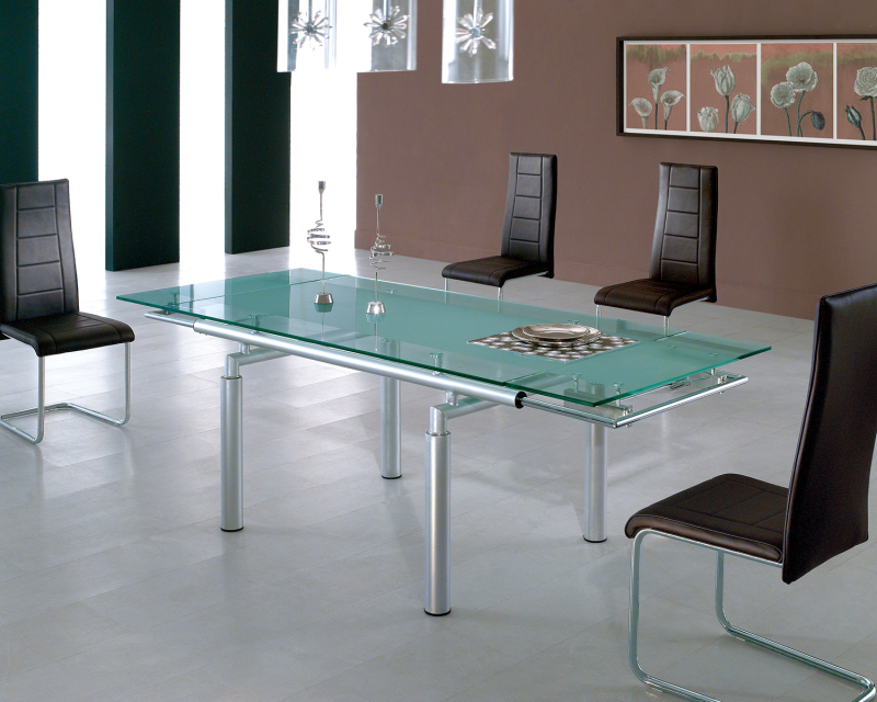 طاولة طعام معدنية تقليدية ممتدة