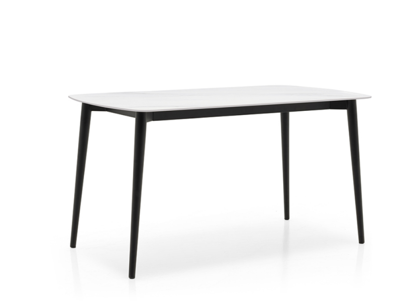 Table rectangulaire moderne avec pieds en métal et surface en dalle durable