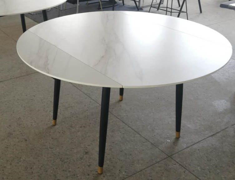 Table minimaliste avec supports en métal et plateau en céramique