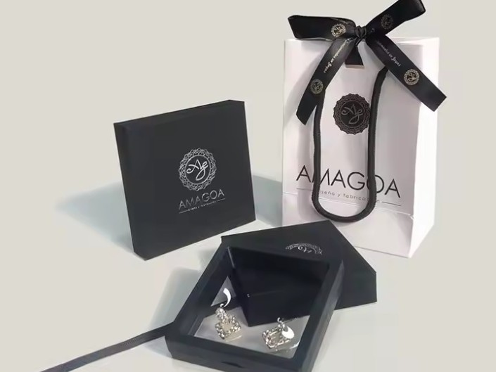 The best mini luxury paper jewelry shopping bags for jewelry sustainable packaging.