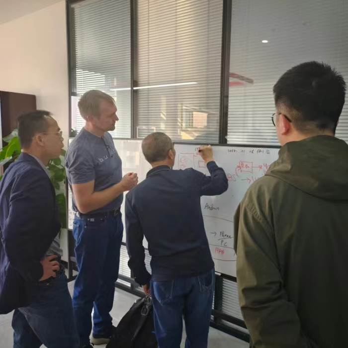 Klient arutab meie peainseneriga soojuspumba tehnoloogiat