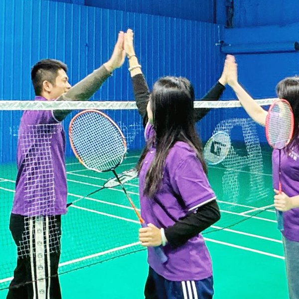 Празнуване на успеха: Фламинго завършва енергичния турнир по бадминтон!