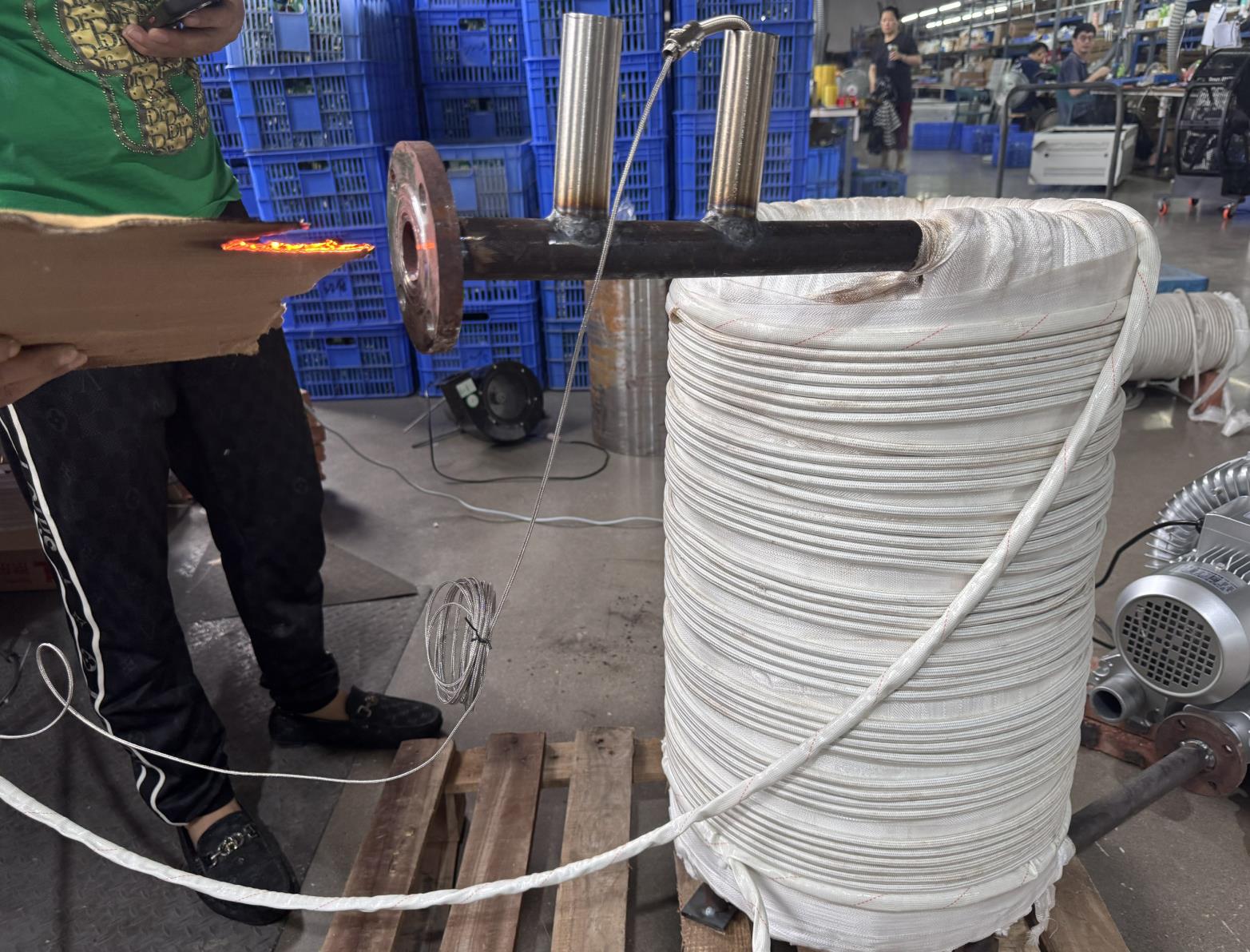 Oprema za obdelavo izpušnih plinov z indukcijskim ogrevanjem