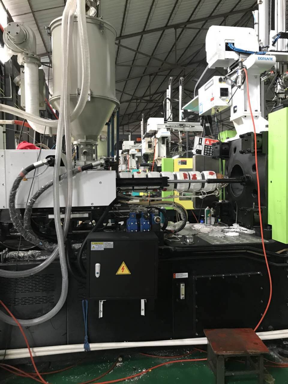 Princip indukcijskega ogrevanja plastičnega ekstruderja