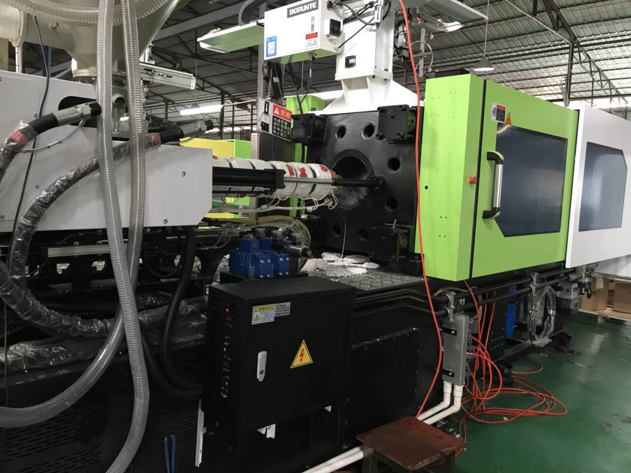 압출기에 유도가열기를 어떻게 설치하나요?