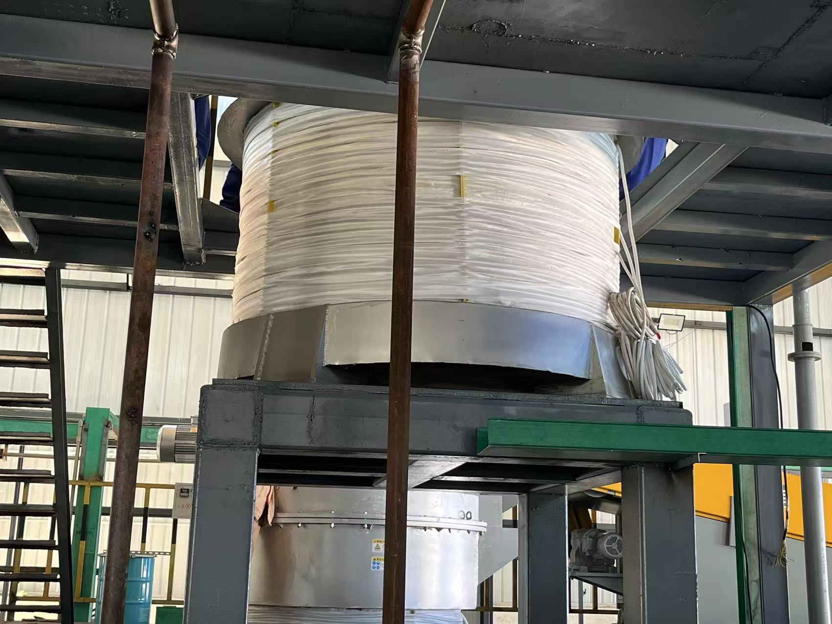 Indukcijsko segrevanje reakcijskega kotla