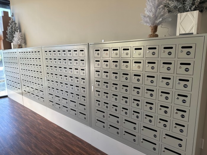 CHNSMILE presenta un buzón de 58 puertas a medida para un cliente estadounidense, que muestra precisión y artesanía