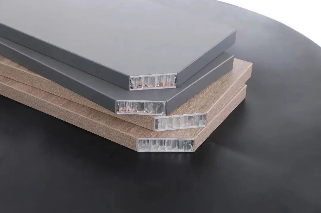 为什么铝蜂窝板选择PUR热熔胶作为封边材料