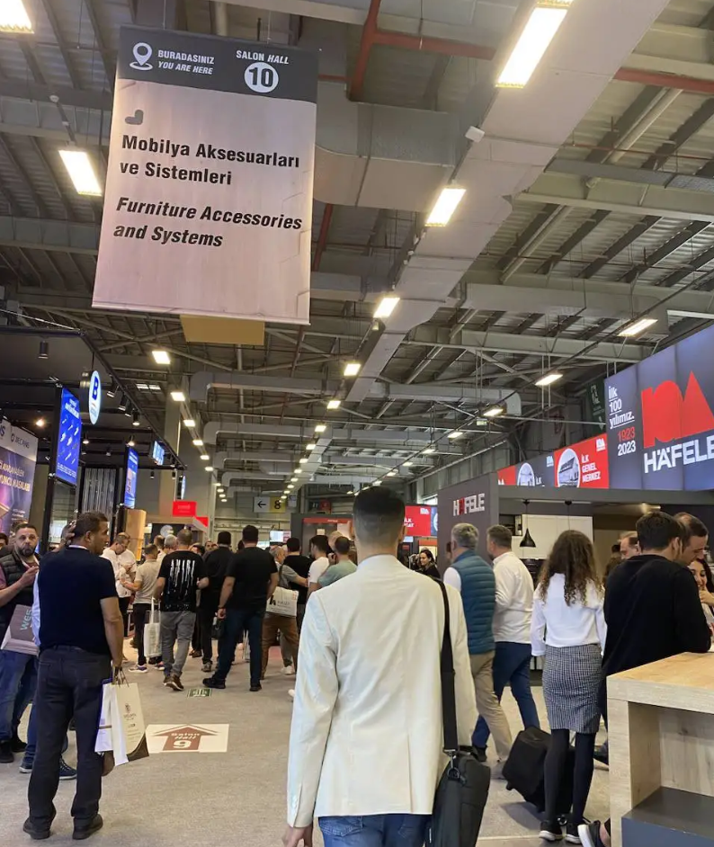 Polyurethane reactive glue