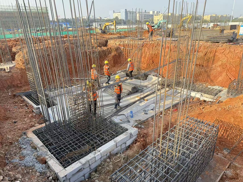 Polyurethane reactive hot melt adhesive