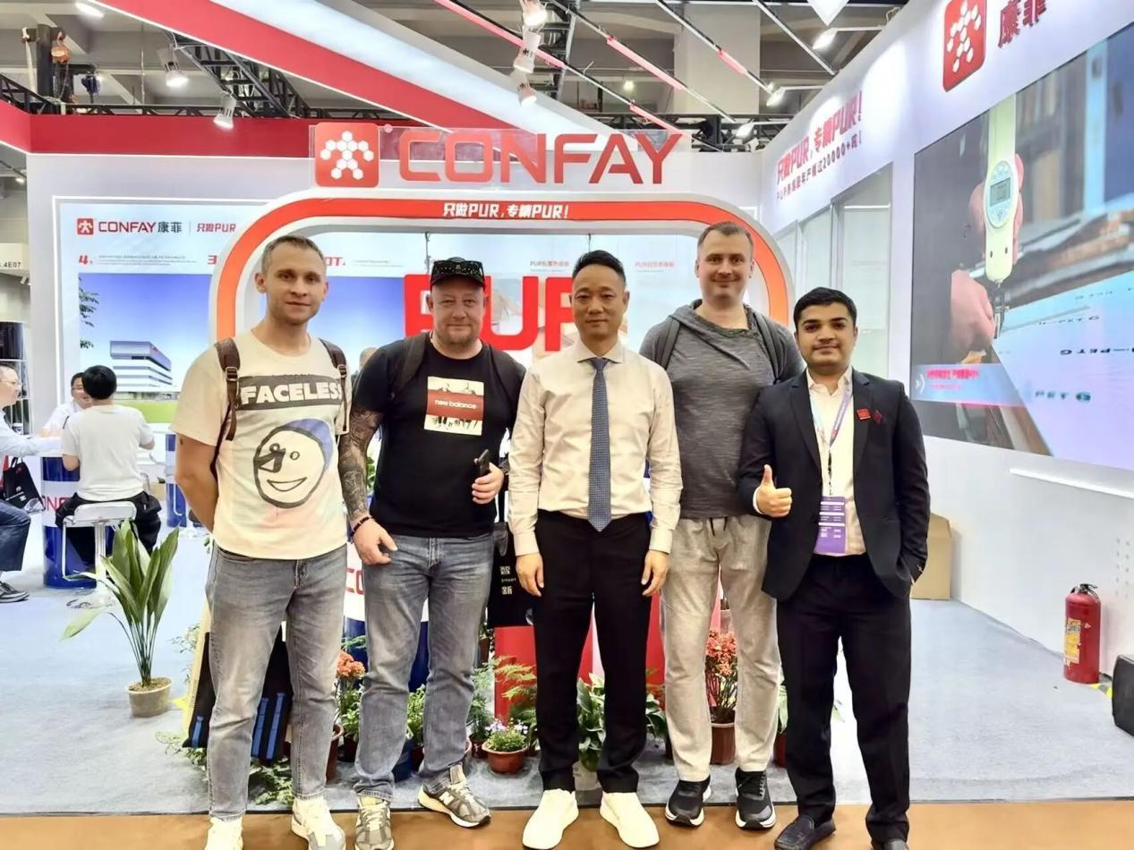 Polyurethane reactive hot melt adhesive