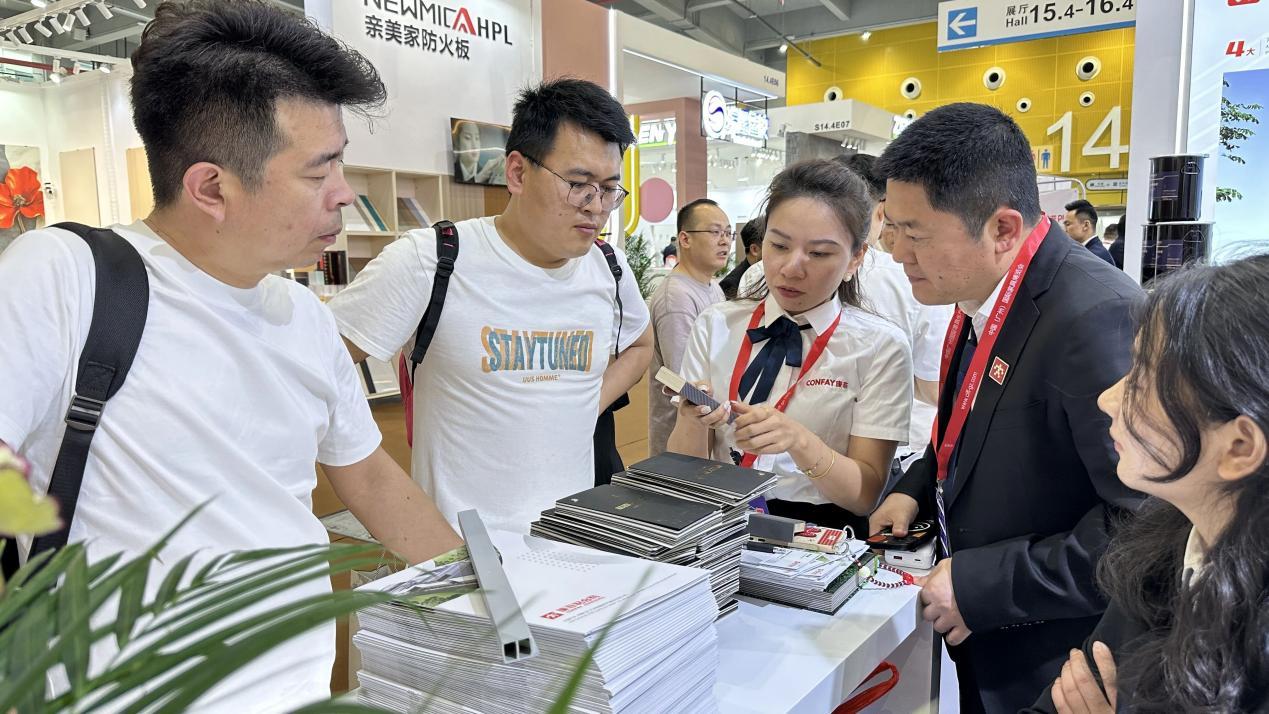 Polyurethane reactive hot melt adhesive