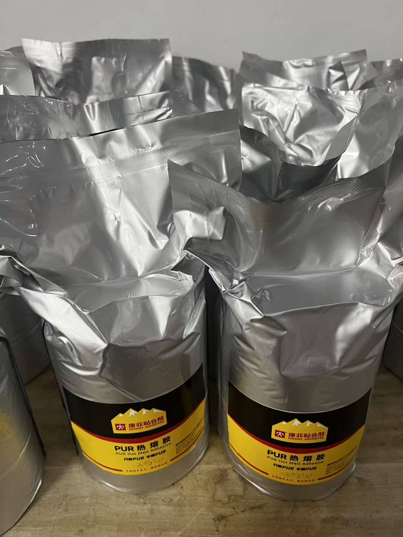 PUR hot melt adhesive