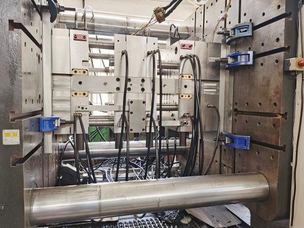 Moule d'empilage plastique par injection