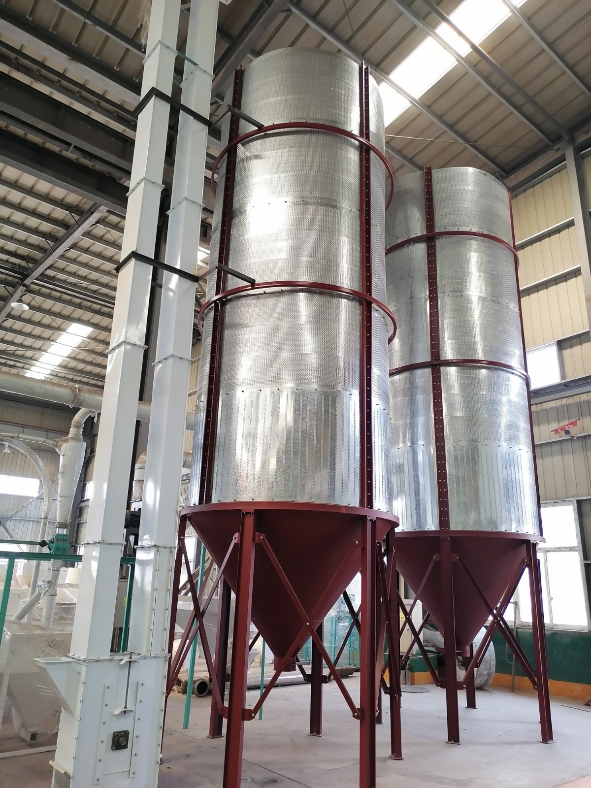 Cost saving natural-air drying silo